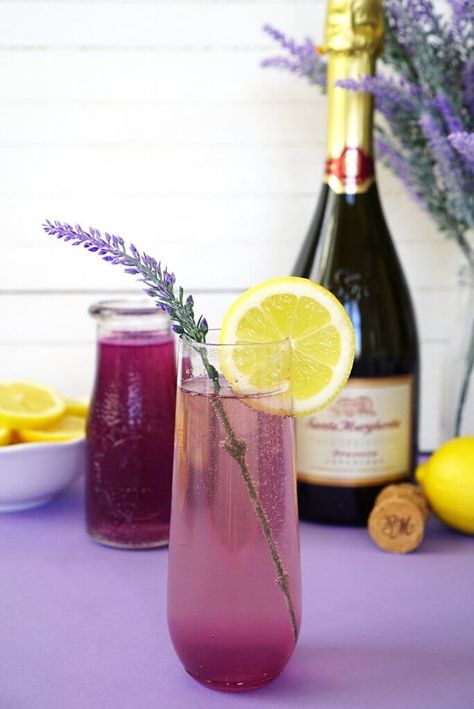 Lavender Drink, Prosecco Cocktail Recipes, Prosecco Drinks, Lavender Cocktail, Champagne Recipes Cocktails, Prosecco Cocktails, Lavender Syrup, Lemonade Cocktail, Lavender Lemonade