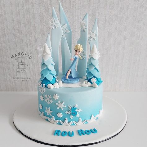 Frozen Ombre Cake, Frozen Design, Frozen Two, Superman Party, Barrel Cake, Single Tier Cake, Tiered Cake Design, Two Tier Cake, Ombre Cake