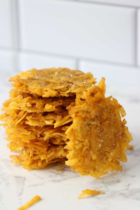 This Arañitas Recipe is a must try. Made with shredded green plantains that then are packed together and fried. With many plantain pieces sticking out making this the crispiest plantain recipe ever. Perfect as a side or a snack. Yellow Plantain Recipes, Healthy Plantain Recipes, Ripe Plantain Recipes, Plantain Recipes Healthy, Plantain Balls, Plantains Recipes, Fried Plantain Recipe, Green Plantains, One Pot Recipes