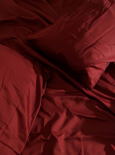 Red Sheets Bedroom, Red Bedsheets, Red Bed Sheets, Bedsheets Aesthetic, Burgundy Bedding, Aries Rising, New York Bedroom, Red Bed, Red Duvet