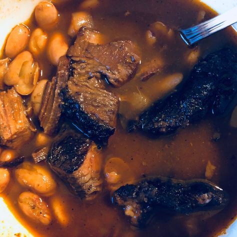 These Texas smoked brisket beans are amazing! A little spicy from the seasoning mixture and a lot smoky from the smoked brisket! They are delicious and a great side for any BBQ meat and burgers. Bean Seasoning Recipe, Texas Smoked Brisket, Pinto Bean Recipes, Thanksgiving Vegetables, Soup Beans, Brisket Recipes, Easy Meal Plans, Spicy Beef, Bbq Meat