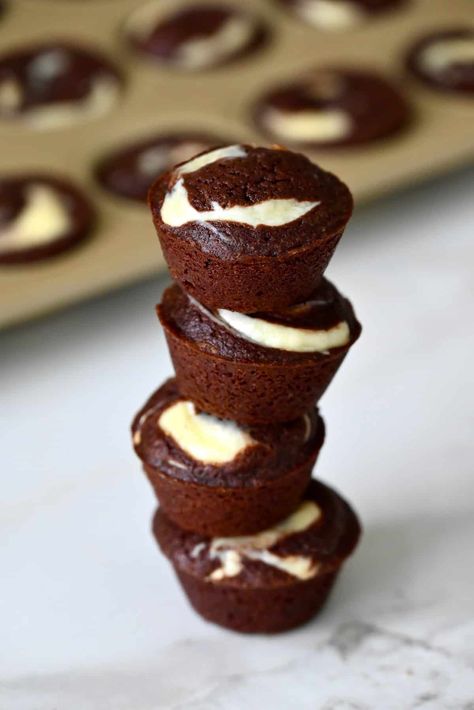 Cheesecake brownie bites are an easy bite-sized dessert perfect for snacking. Stuffed Brownie Cups, Mini Cupcake Brownie Bites, Brownie Bites With Ganache, Cookie Brownie Cheesecake Bites, Minature Desserts Recipes, Mini Brownie Cheesecake Bites, Decorated Brownie Bites, Mini Muffin Brownie Bites, Brownie Cups Mini