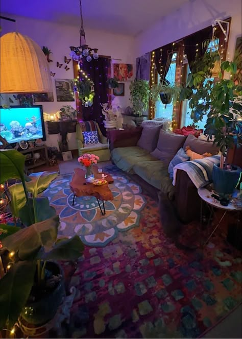 Earthy Living Room Ideas Bohemian, Large Apartment Living Room Ideas, Hippy Apartment Decor, Grunge Apartment Aesthetic Living Room, Alternative Living Room Ideas, Room Inspo Hippie, Hippy Living Room, Trippy House Decor, Hippie Living Room Ideas