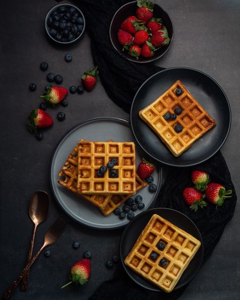 Flat Lay Photography Food, Almuerzo Aesthetic, Waffle Photography, Desayunos Aesthetic, Waffles Photography, Dark And Moody Photography, Matcha Waffles, Professional Food Photography, Food Photography Composition