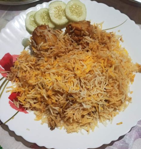 Biryani Aesthetic, Bouquet Snapchat, Bridal Dp, Indian Fast Food, Animal Sleeve, Engagement Mehndi, Box Recipes, Eating Food Funny, Food Funny