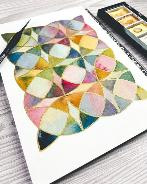 Lou Davis on Instagram: “Intersecting circles watercolour painting with gold details! #watercolourpainting #simplewatercolor #geometricwatercolor…” Lou Davis Art, Abstract Watercolour Painting, Watercolour Swatches, Geometric Patterns Drawing, Painting With Gold, Watercolor Art Journal, Watercolor Circles, Geometric Inspiration, Art Journal Techniques