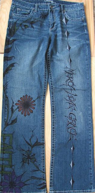 Drawing On Jeans Sharpie, Sharpie Jeans, Drawing On Jeans, Draw With Chalk, Upcycle Denim Jeans, Art On Clothes, Jeans Drawing, Upcycle Denim, Art Jeans