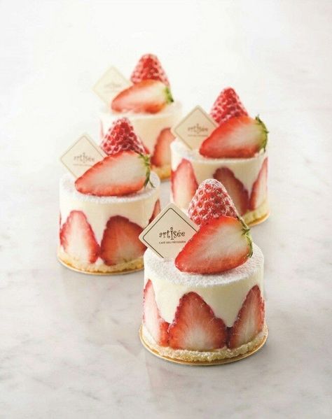 Fraisier Cake Design, Mini Strawberry Cakes, Small Strawberry Cake, Cheesecake On A Stick Recipe, Mini Strawberry Cake, Mini Strawberry Cheesecake, Fruit Cake Design, Kawaii Dessert, Dessert In A Jar