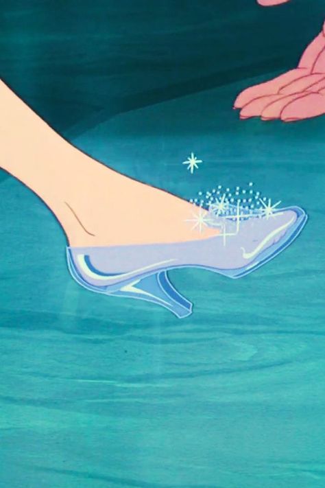 cinderella's glass slipper Cinderella Aesthetic, Animation Disney, Images Disney, Karakter Disney, Cinderella Disney, Film Disney, Walt Disney Animation, Art Disney, Pinturas Disney