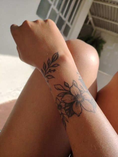 Tattoo Ideas Female Design, Tattoos Simplistic, Wrist Hand Tattoo, Tatuaje Cover Up, Flower Tattoo Ideas, Anklet Tattoos, Pretty Tattoos For Women, Dope Tattoos For Women, Wrist Tattoos For Women