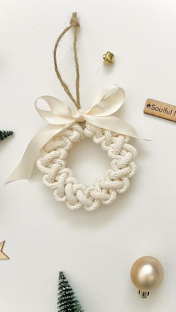 Mini Macrame Wreath Diy, Mini Macrame Christmas Ornaments, Soulful Notions Macrame, Mini Macrame Christmas Tree, Christmas Crafts Crochet, Cool Macrame Ideas, Macrame Christmas Ornaments Diy Tutorial, Mini Wreaths Diy, Xmas Ideas Gifts