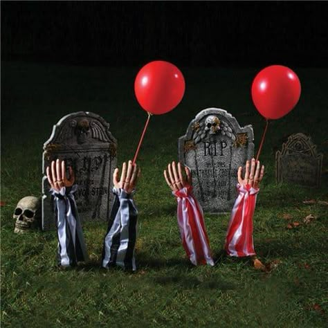 Halloween Circus Theme, Simple Outdoor Halloween Decor, Clowns Halloween Decorations, Halloween Carnevil, Clowns Halloween, Porche Halloween, Halloween Gravestones, Haunted Circus, Haunted Carnival