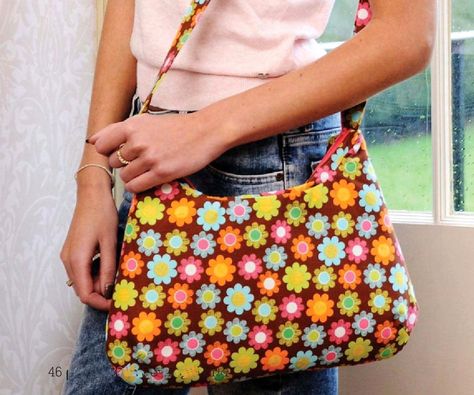 Créez un sac avec fermeture zippée à bandoulière tendance dans vos tissus de style rétro préférés. Ce sac spacieux est doté d'une fermeture... Zipper Tutorial, Sewing Coat, Slouch Bags, Tote Bags Sewing, Sewing Purses, Michael Miller Fabric, Bag With Zipper, Patchwork Bags, Bag Patterns To Sew