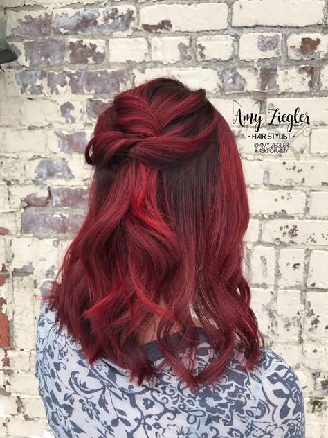 Bright Red Hair Dark Roots, Red Hair Root Smudge, Dark Roots Red Hair, Red Hair With Brown Roots, Red Hair With Shadow Root, Red Brown Hair Color Ideas, Red Hair Dark Roots, Red Roots Hair, Bold Highlights