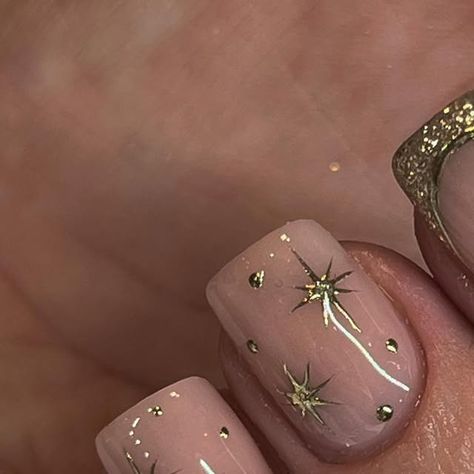 𝐆𝐈𝐀𝐍𝐆’𝐒 𝐍𝐀𝐈𝐋𝐒 on Instagram: "Twinkle little star ✨⚜️ #goldchrome #goldendoodle #nailinspiration #nailartist #nailinspiration #nailoftheday #shortnails #shortnailart #christmasnails #nail #nailartist #naillove #nailinspiration #nailoftheday #naillove #nailinspiration" Jewels On Short Nails, Gel Nail Designs Nye, New Year’s Eve Nails Short Square, Bethlehem Star Nail Art, Gel Nail New Years Designs, New Years Nail Polish Ideas, New Years Nails Design Short, Short Gel Nails New Years, Bethlehem Star Nails