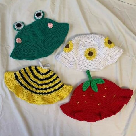 Strawberry Frog, Bucket Hat Design, Crochet Bucket, Crochet Bucket Hat, Crochet Cap, Beginner Crochet Projects, Crochet Fashion Patterns, Fun Crochet Projects, Diy Crochet Projects