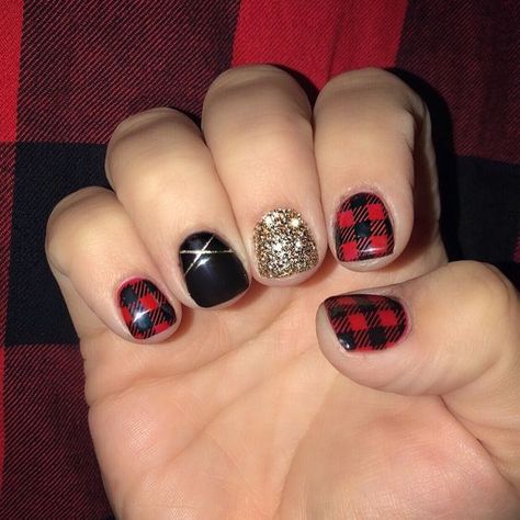 Christmas Nail Art Easy, 17 December, Plaid Nails, Christmas Nails Easy, Christmas Nail Art Designs, Christmas Nails Acrylic, Color Street Nails, Christmas Nail Art, Fancy Nails