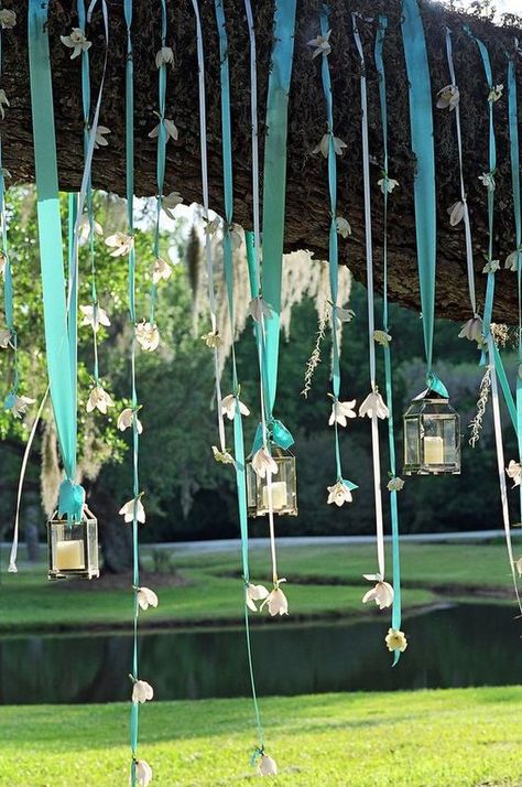 Hanging lantern wedding decor Eyelet Wedding Dress, Vintage Outdoor Decor, Deco Champetre, Thanksgiving Decorations Diy, Diy Thanksgiving, בר מצווה, Diy Vase, Deco Floral, Hanging Lanterns