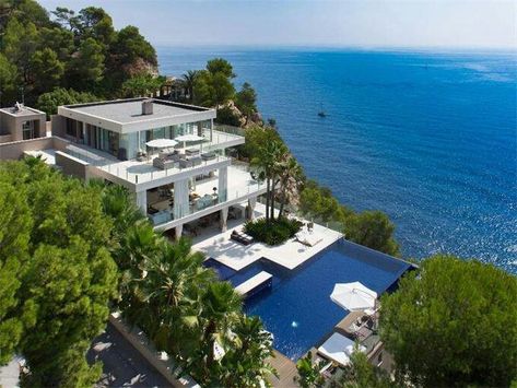 Dream villa in the south of France Beach Modern House, Mega Mansions, Mansions For Sale, Beach House Decor, Luxury Real Estate, My Dream Home, Modern Architecture, A House, Architecture House