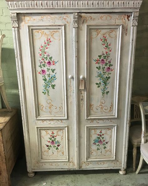 Old Wardrobe Ideas, Old Wardrobe, Vintage Furniture Antique, Vintage Furniture Makeover, Vintage Bedroom Furniture, Painted Wardrobe, Painting Old, Revamp Furniture, Painted Cupboards