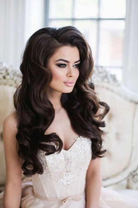 Voluminous Waves - Waves, Updos and Elegant Buns – 20 Best Wedding Hairstyles for Long Hair - EverAfterGuide Bridal Reception Outfit, Sanggul Modern, Vintage Wedding Hair, Best Wedding Hairstyles, Wedding Makeup Looks, Wedding Hair Down, Hair Down, Wedding Hairstyles For Long Hair, Formal Hairstyles