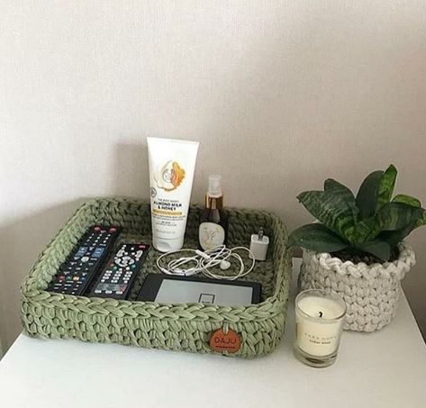 Crochet Basket Aesthetic, Desk Crochet Ideas, Free Crochet Hats, Handmade Home Decor Ideas, Scarf Crochet Patterns, Crochet Bag Tutorial, Cover Up Crochet, Crochet Patterns Easy, Mobile Bag