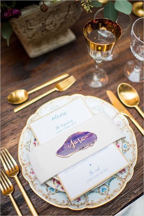 Deco Violet, Diy Place Cards, Geode Wedding, Violet Wedding, Tafel Decor, Amethyst Wedding, Gold Cutlery, Wedding Chicks, Wedding Places