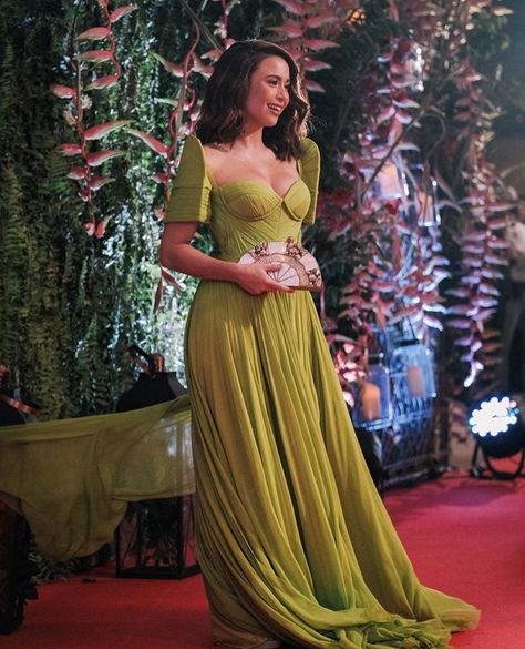 Green Filipiniana Gown, Filipino Cultural Clothing, Green Filipiniana, Filipiniana Photoshoot, Alampay Filipiniana, Around The World Outfits, Filipino Wedding Dress, Bridesmaid Gown Ideas, Filipino Dresses