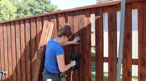 Building A Board On Board Cedar Fence! Full Tutorial With Video Board On Board Fence, Cedar Fence Pickets, Diy Privacy Fence, Wood Privacy Fence, Wood Fence Design, Privacy Fence Designs, Cedar Boards, Fence Boards, Diy Fence