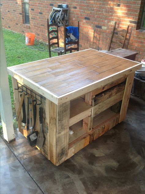 Îlot pour plancha Pam Wickham and I made this grill table out of pallets. Pallets Table, Cook Shack, Ideas With Pallets, Side Sink, Mountain Ideas, Butcher Block Island Kitchen, Recycling Projects, Bbq Table, Grill Table