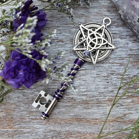 Triquetra Pendant, Scripting Ideas, Pagan Necklace, Wiccan Necklace, Life Jewelry, Silver Birthday, Wolf Necklace, Vip Club, Wiccan Jewelry