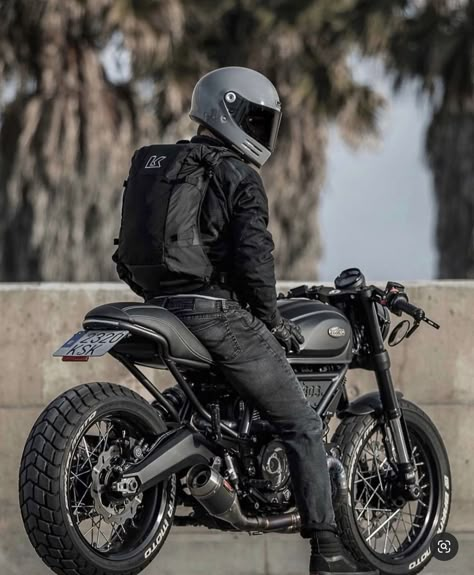 Adventure Bike Motorcycles, Ducati Motorbike, Custom Bikes Cafe Racers, Best Motorbike, Cafe Racer Design, Мотоциклы Cafe Racers, Vintage Helmet, Cafe Racer Style, Center Line