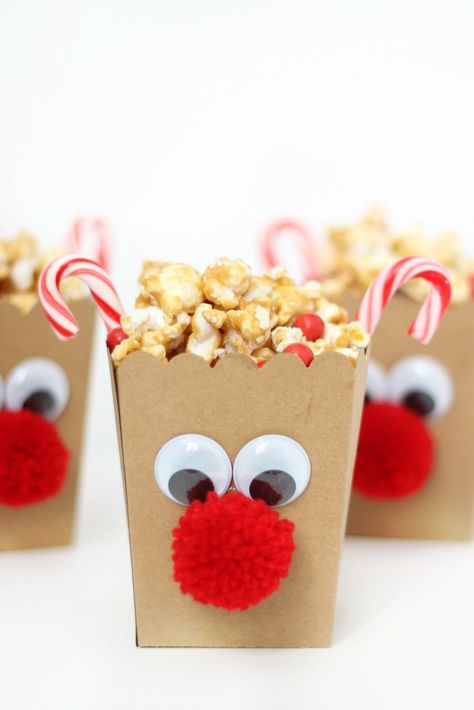 Reindeer Popcorn, Raindeer Crafts, Holiday Party Treats, Reindeer Candy, Christmas Popcorn, Candy Cane Reindeer, Popcorn Boxes, Reindeer Craft, Reindeer Gifts