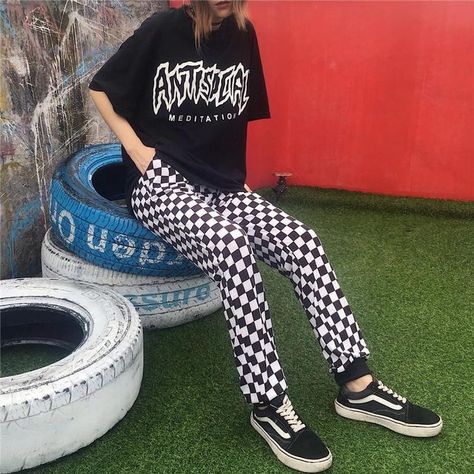 Black White Outfit, Checkered Pants, Tumblr Fashion, Loose Pants, Fashion Black, White Plaid, Womens Fashion Trends, Unisex Fashion, Trousers Women