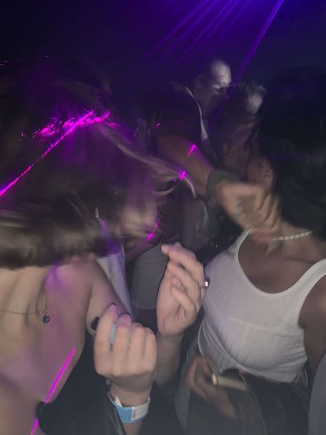 Party Profile Pictures, 2015 Party Aesthetic, Party Making Out Aesthetic, Club Aethstetic, People Partying Club, Club Bouncer Aesthetic, Clubbing Nightclub Aesthetic, Chaotic Party Aesthetic, Xylo In Bgc Party Night