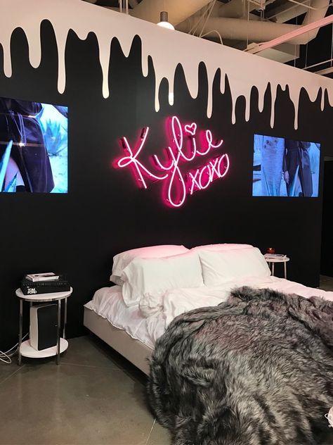 Kylie Cosmetics Pop Up Shop Classy Apartment Decor, Hypebeast Room, Teen Bedroom Designs, Future Apartment Decor, Glam Room, Room Goals, Apartment Life, Apartment Decor Inspiration, Room Inspiration Bedroom