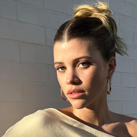 Sofia Richie Grainge on Instagram: "🍸" Sofia Richie Grainge Makeup, Sofia Richie Bun Hairstyle, Sofia Richie Sleek Bun, Sofia Richie Hairstyle, Sophia Richie Bun Hair, Sofia Richie Hair Updo, Sofia Richie Slick Bun, Sofia Richie Ponytail, Sofia Richie Hair Bun