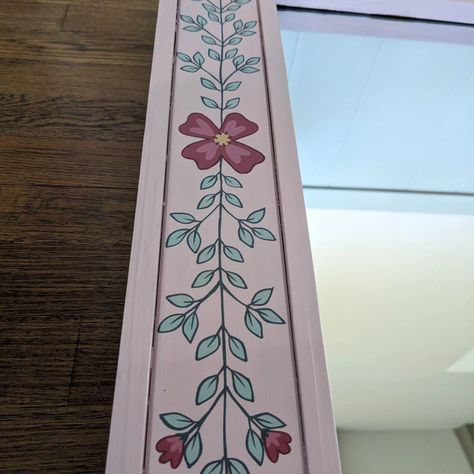 Hand Painted Borders Walls, Painted Border Ideas, Hand Painted Shelves, Diy Painted Shelves, Painted Full Length Mirror, Mirror Border Painting, Diy Mirror Frame Painting Ideas, Shelf Painting Ideas, Mirror Frame Painting Ideas