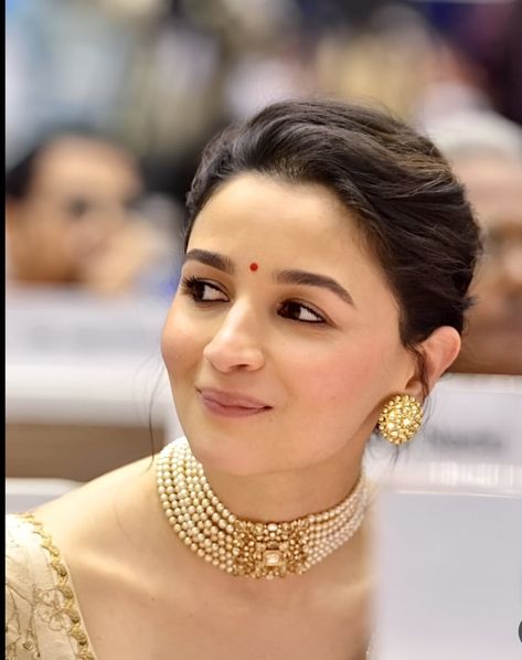 Bollywood Celebrity Jewellery, Celebrity Jewelry Indian, Light Makeup For Saree, Alia Hairstyles, Pearl Necklace With Saree, Alia Bhatt Jewellery, Hair Styles For Engagement Brides, Pearl Gold Necklace Indian, Pearls Jewelry Indian