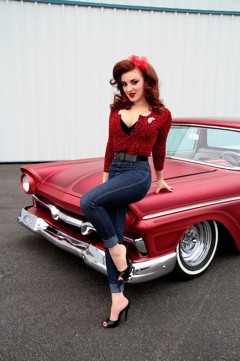 http://amzn.to/2vFEFTt Rockabilly Fashion Outfits, 50s Photoshoot, Stile Pin Up, Psychobilly Fashion, Pinup Photoshoot, Rockabilly Looks, Pin Up Looks, Pinup Vintage, Seeing Red