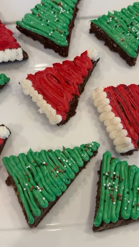 Friendsmas Ideas, Tree Brownies, Brookies Cookies, Decorated Brownies, Holly Holly, Christmas Tree Brownies, Christmas Brownies, Xmas Desserts, Store Bought Frosting