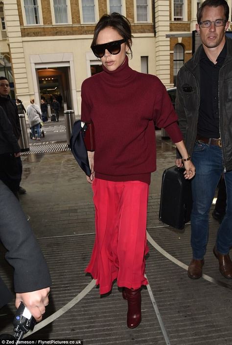 Style queen: The designer, 42, rocked her latest style vibe - the oversized jumper - as sh... Red Maxi Skirt Outfit, Sweater Purse, Style Victoria Beckham, Red Maxi Skirt, Victoria Beckham Collection, Beckham Style, Back To Business, Pink Maxi Skirt, Red Turtleneck Sweater