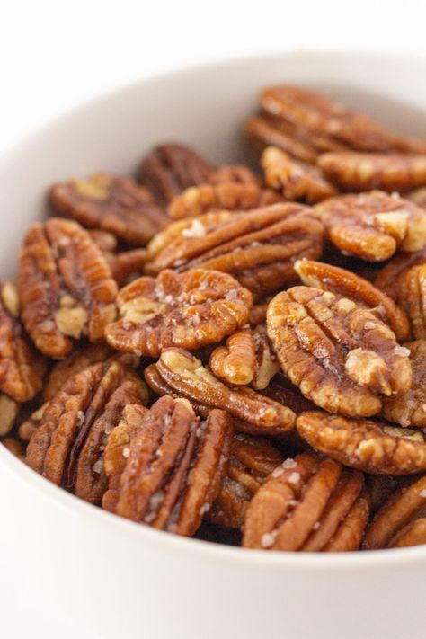 How to make Easy Salted Buttered Pecans - Practically Homemade Salted Pecans Recipe, Pecan Cream Pie Recipe, Pecan Cream Pie, Banana Crumb Cake, Pecan Milk, Practically Homemade, Homemade Graham Cracker Crust, Pecan Pie Easy, Pie Thanksgiving