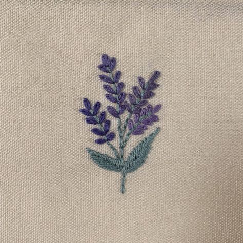 Small Bag Embroidery, Embroidery On Purse, Embroidered Pencil Case, Small Cute Embroidery Designs, Embroidery Designs Aesthetic, Aesthetic Embroidery Ideas, Embroidery Small Flowers, Embroidery Pencil Case, Small Flowers Embroidery