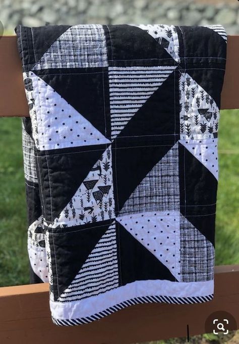 Gender Neutral Quilt, Black Quilts, Woodland Baby Quilt, Hst Quilts, Colchas Quilting, Boys Quilt Patterns, Neutral Quilt, Black And White Quilts, White Quilts