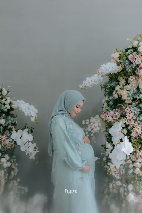 Maternity Shoot Hijab Studio, Couple Maternity Poses, Maternity Shoot Outfit, Brokat Modern, Maternity Studio Photoshoot, Baby Bump Photos, Maternity Studio, Maternity Photography Couples, Maternity Ideas