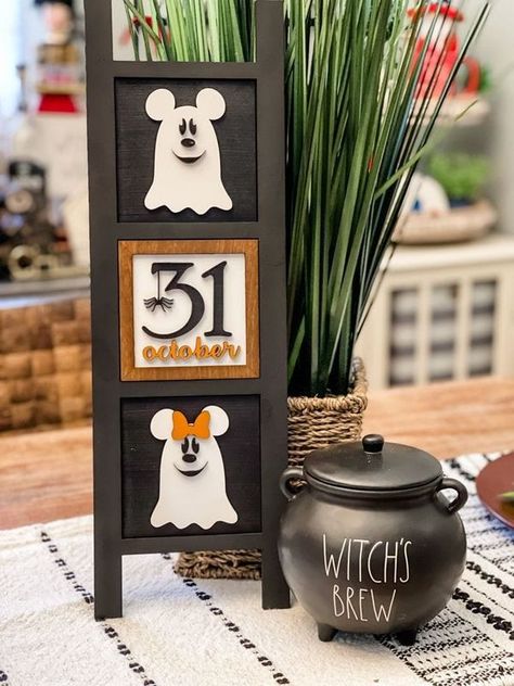 Halloween Countdown Sign, Mini Wood Signs, Disney Halloween Decorations, Leaning Ladder, Halloween Wood Signs, Disney Sign, Hallowen Ideas, Mini Signs, Adornos Halloween