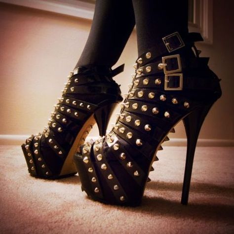 Weird Heels | But the truth is I like weird shoes like this... Girls High Heel Shoes, Girls High Heels, Gothic Shoes, Cowboy Girl, Studded Heels, Unique Shoes, Fabulous Shoes, Fashion High Heels, Crazy Shoes