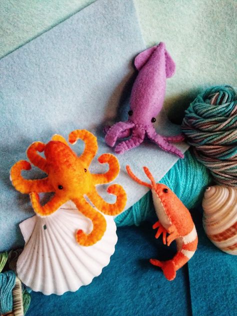 Felt Squid Pattern, Felt Shrimp Pattern, Felt Octopus Pattern, Needle Felt Sea Creatures, Sea Animal Plushies, Felt Sea Creatures Patterns Free, Felt Shrimp, Felt Sea Creatures, Felt Octopus