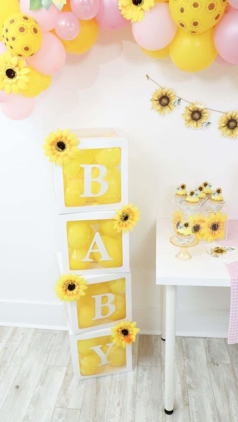 Sunflower Baby Shower Decoration Ideas, Gender Reveal Ideas Sunflower Theme, Sunflower 2nd Birthday Party, Sunflower Gender Reveal Ideas, Honey Bee Baby Shower Ideas Girl, Sunflower Bday Party Ideas, Sunflower Gender Reveal Party, Bee Themed Decorations, Diy Sunshine Decorations